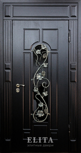 Парадная дверь в дом №28 с отделкой массив дуба