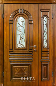 Парадная дверь в дом №40 с отделкой массив дуба