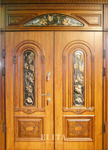 Парадная дверь в дом №50 с отделкой массив дуба