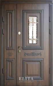 Парадная дверь в дом №94 с отделкой массив дуба