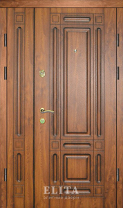 Парадная дверь в дом №56 с отделкой массив дуба
