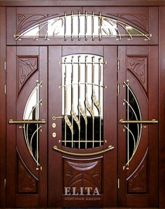 Парадная дверь в дом №14 с отделкой массив дуба