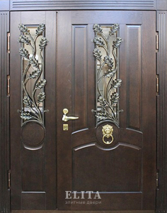 Парадная дверь в дом №73 с отделкой массив дуба