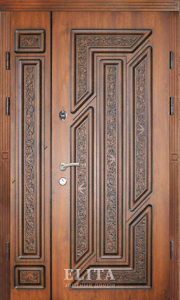 Парадная дверь в дом №57 с отделкой массив дуба