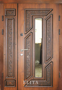Парадная дверь в дом №68 с отделкой массив дуба