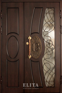 Парадная дверь в дом №70 с отделкой массив дуба