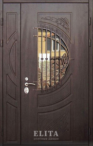 Парадная дверь в дом №69 с отделкой массив дуба