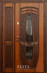 Парадная дверь в дом №67 с отделкой массив дуба