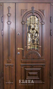 Парадная дверь в дом №44 с отделкой массив дуба