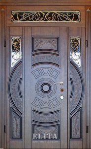 Парадная дверь в дом №81 с отделкой массив дуба