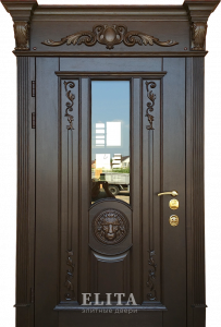 Парадная дверь в дом №136 с отделкой массив дуба