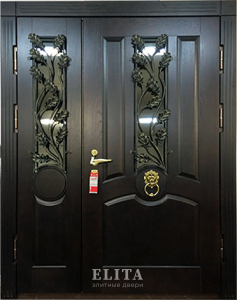 Парадная дверь в дом №18 с отделкой массив дуба