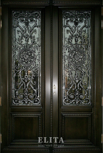 Парадная дверь в дом №5 с отделкой массив дуба