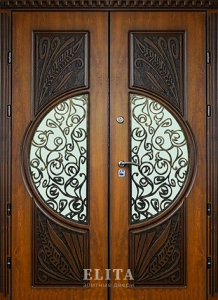 Парадная дверь в дом №65 с отделкой массив дуба