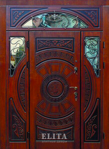Парадная дверь в дом №77 с отделкой массив дуба