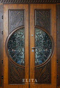 Парадная дверь в дом №62 с отделкой массив дуба