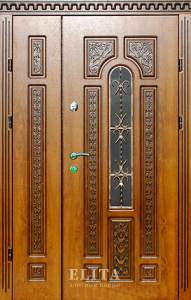 Парадная дверь в дом №66 с отделкой массив дуба