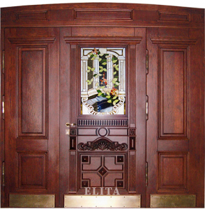 Парадная дверь в дом №25 с отделкой массив дуба