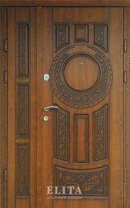 Парадная дверь в дом №58 с отделкой массив дуба