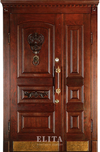 Парадная дверь в дом №16 с отделкой массив дуба