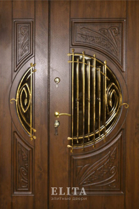 Парадная дверь в дом №53 с отделкой массив дуба