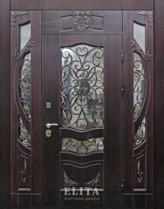 Парадная дверь в дом №107 - фото