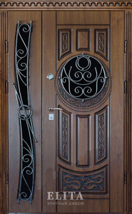 Парадная дверь в дом №78 с отделкой массив дуба