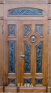 Парадная дверь в дом №10 с отделкой массив дуба