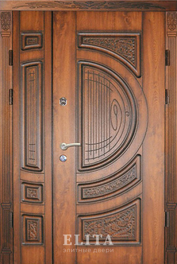 Парадная дверь в дом №55 с отделкой массив дуба