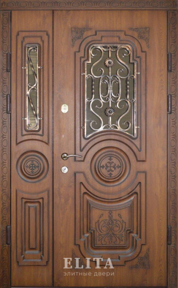 Парадная дверь в дом №86 с отделкой массив дуба