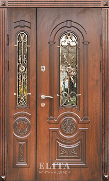 Парадная дверь в дом №43 с отделкой массив дуба