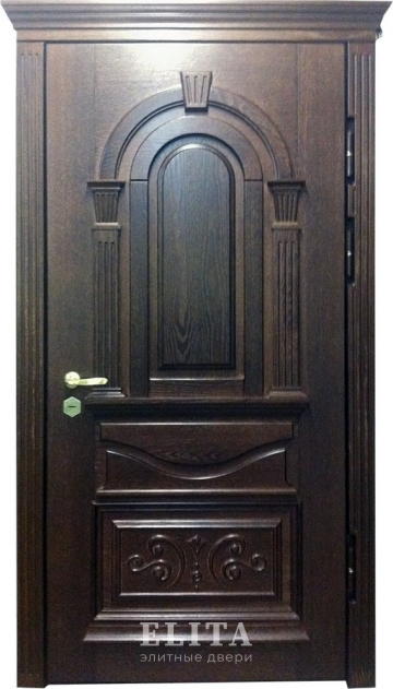 Парадная дверь в дом №34 с отделкой массив дуба