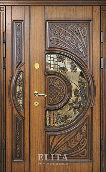 Парадная дверь в дом №45 с отделкой массив дуба