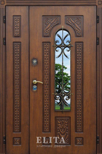 Парадная дверь в дом №87 с отделкой массив дуба