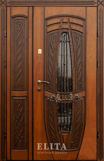 Парадная дверь в дом №67 с отделкой массив дуба