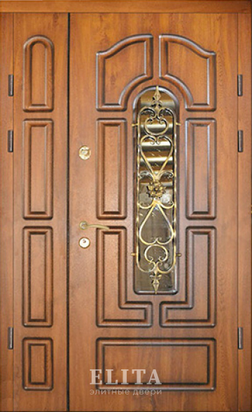Парадная дверь в дом №52 с отделкой массив дуба
