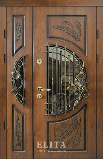 Парадная дверь в дом №37 с отделкой массив дуба