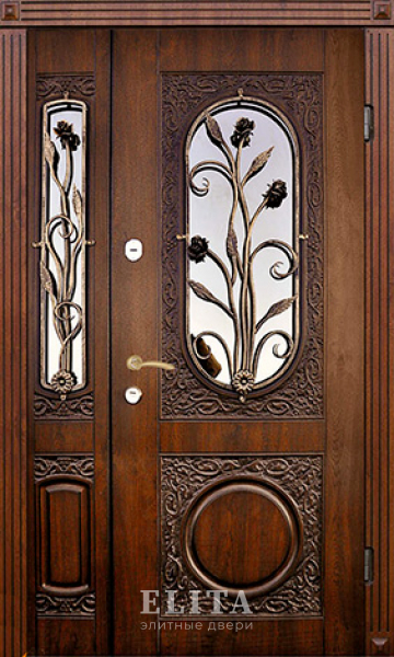 Парадная дверь в дом №63 с отделкой массив дуба