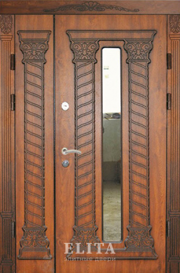 Парадная дверь в дом №51 с отделкой массив дуба